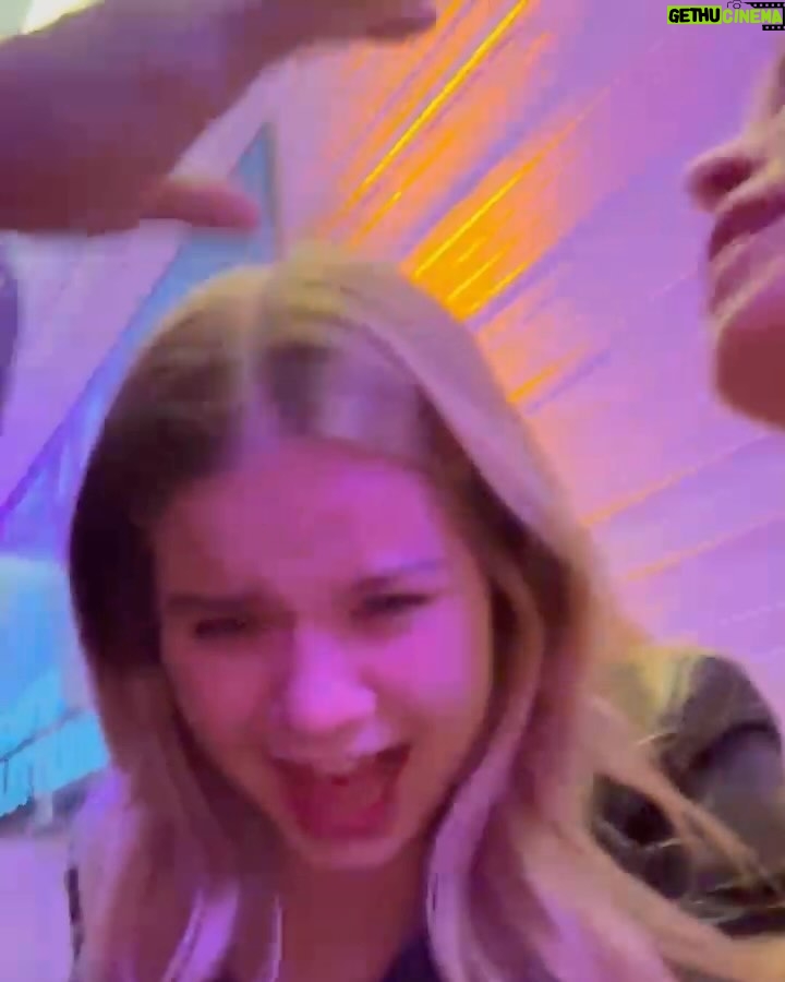 Chelsea Handler Instagram - This pretty much sums up my relationship with @kevinhart4real who I helped award the Mark Twain Prize last night. Took one of my babies with me to DC AS A FAVOR to KEVIN and bumped into some really fun people who my Buddha got to take pics with. The night obviously ended with Kevin and I arguing about how many children he has with Nick Cannon. Congrats to Kevin, who is one person who can always make me laugh, “Shut the duck up, Chelsea! Why are you like this?” I ended my night the usual way.