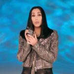 Cher Instagram – A good accessory. 💋 #chereaudecouture @scentbeauty
Available now, link in bio.