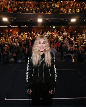 Cher Instagram - The last four weeks… 💃🎄❤️🎤📸✈️😅

Btw, I love you guys 🩷💋

#cherchristmas #djplayachristmassong