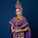 Chermarn Boonyasak Instagram - คุณมัมได้รับเกียรติแต่งชุดไทย เป็นนางสงกรานต์ประจำปี 2567 วันสงกรานต์ปีนี้ตรงกับวันเสาร์ชุดจะเป็นสีม่วง และดอกไม้ที่ทัดบนศรีษะ ปี 2567 ปีนี้เป็นตีม ดอกผักตบชวาค่ะ 💜☺️👋🏼 💜😊👋🏼💜@finaleweddingstudio #นางมโหธรเทวี #thailand🇹🇭 Bangkok, Thailand