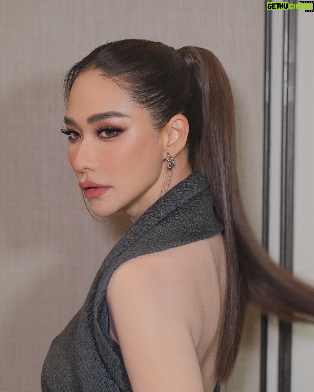 Chermarn Boonyasak Instagram - ขอบคุณ @eptq.thailand ที่ไว้วางใจพลอยนะคะ 💙 #topofthetown #fillerตัวมัม #สวยแบบธรรมชาติลงโทษ ดาวอังคาร