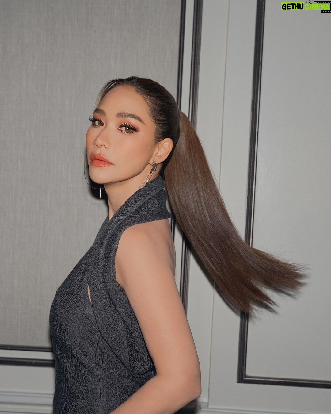 Chermarn Boonyasak Instagram - ขอบคุณ @eptq.thailand ที่ไว้วางใจพลอยนะคะ 💙 #topofthetown #fillerตัวมัม #สวยแบบธรรมชาติลงโทษ ดาวอังคาร