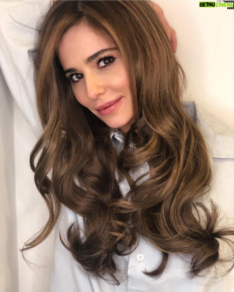 Cheryl Cole Instagram - New year, new hair ..🥰 I am taking a walk on the light side for 2019 ✨ I’ve been chocolate for over 3 years now and I wanted a change. Thanks for the new colour match @shane_o_sullivan I am now officially fudge brownie in my own @easilockshair range 🤩