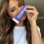 Cheryl Cole Instagram - My new favourite guilt-free snack from @wearefeel …their Protein Bars taste so good! And just 1.5g sugar and 15g of protein, they come in three delicious flavours, Salted Caramel, Peanut and Chocolate Brownie. I love them, and know you will too. Head to my stories for a special launch offer 💫