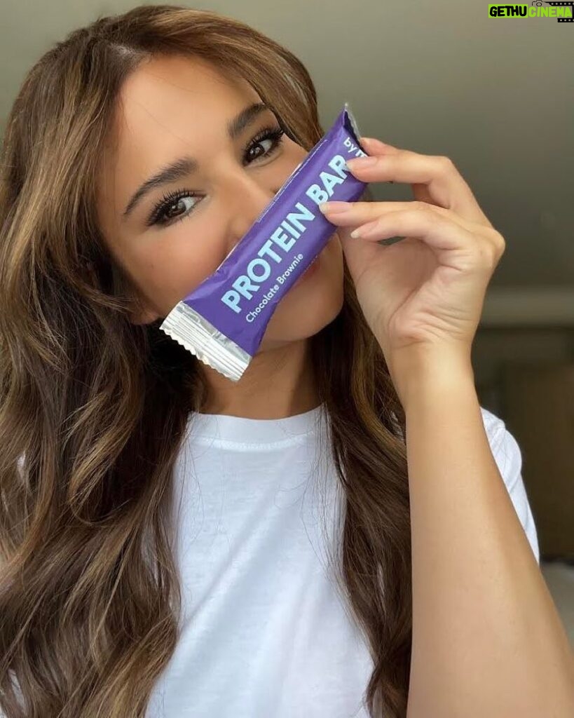 Cheryl Cole Instagram - My new favourite guilt-free snack from @wearefeel …their Protein Bars taste so good! And just 1.5g sugar and 15g of protein, they come in three delicious flavours, Salted Caramel, Peanut and Chocolate Brownie. I love them, and know you will too. Head to my stories for a special launch offer 💫