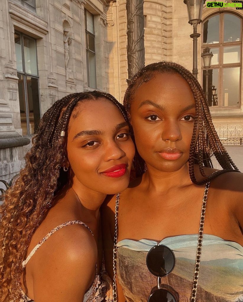 China Anne McClain Instagram - i feel even closer to God in art museums. Musée d’Orsay ✨ Paris, France