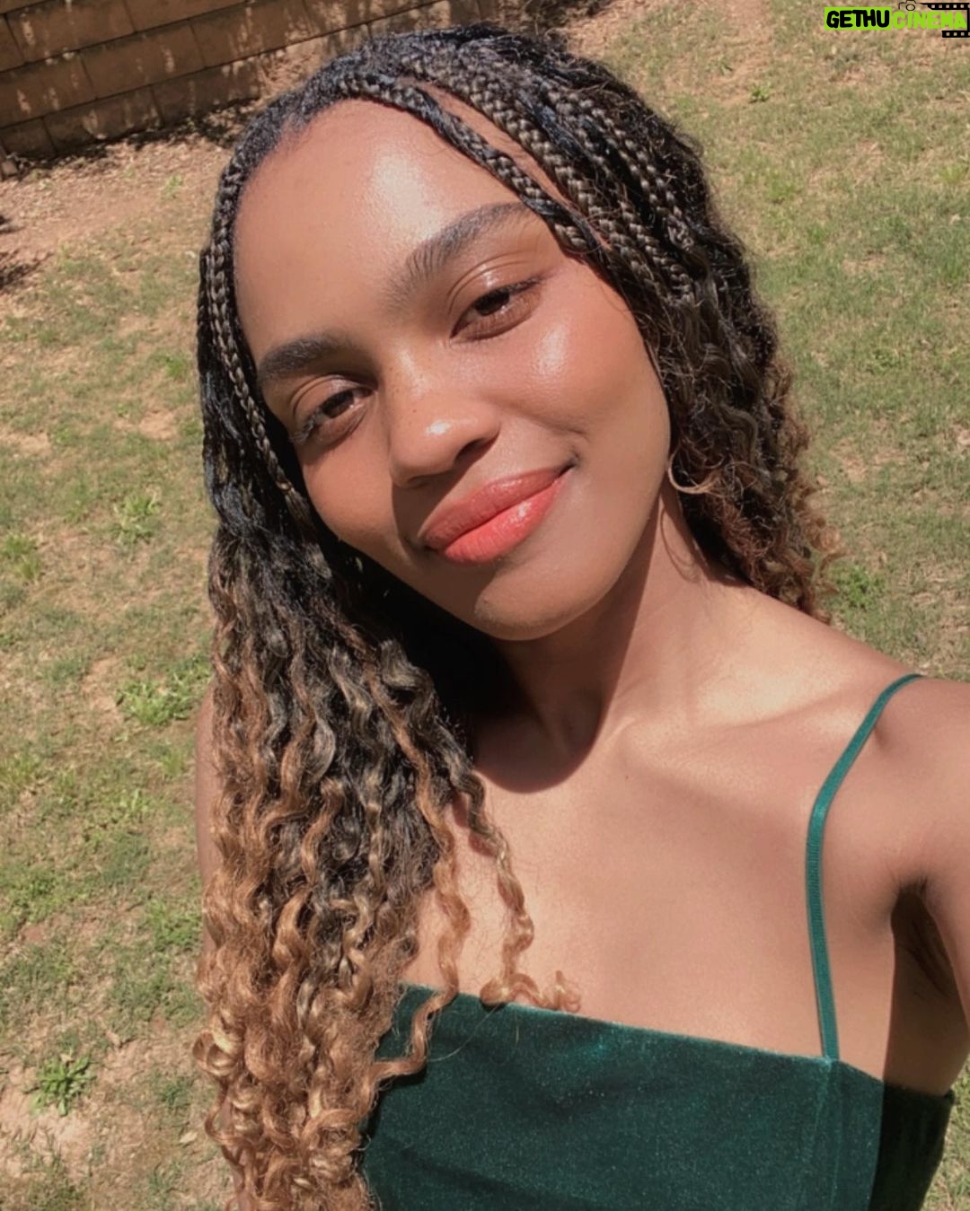 China Anne McClain Instagram - 🌞✨