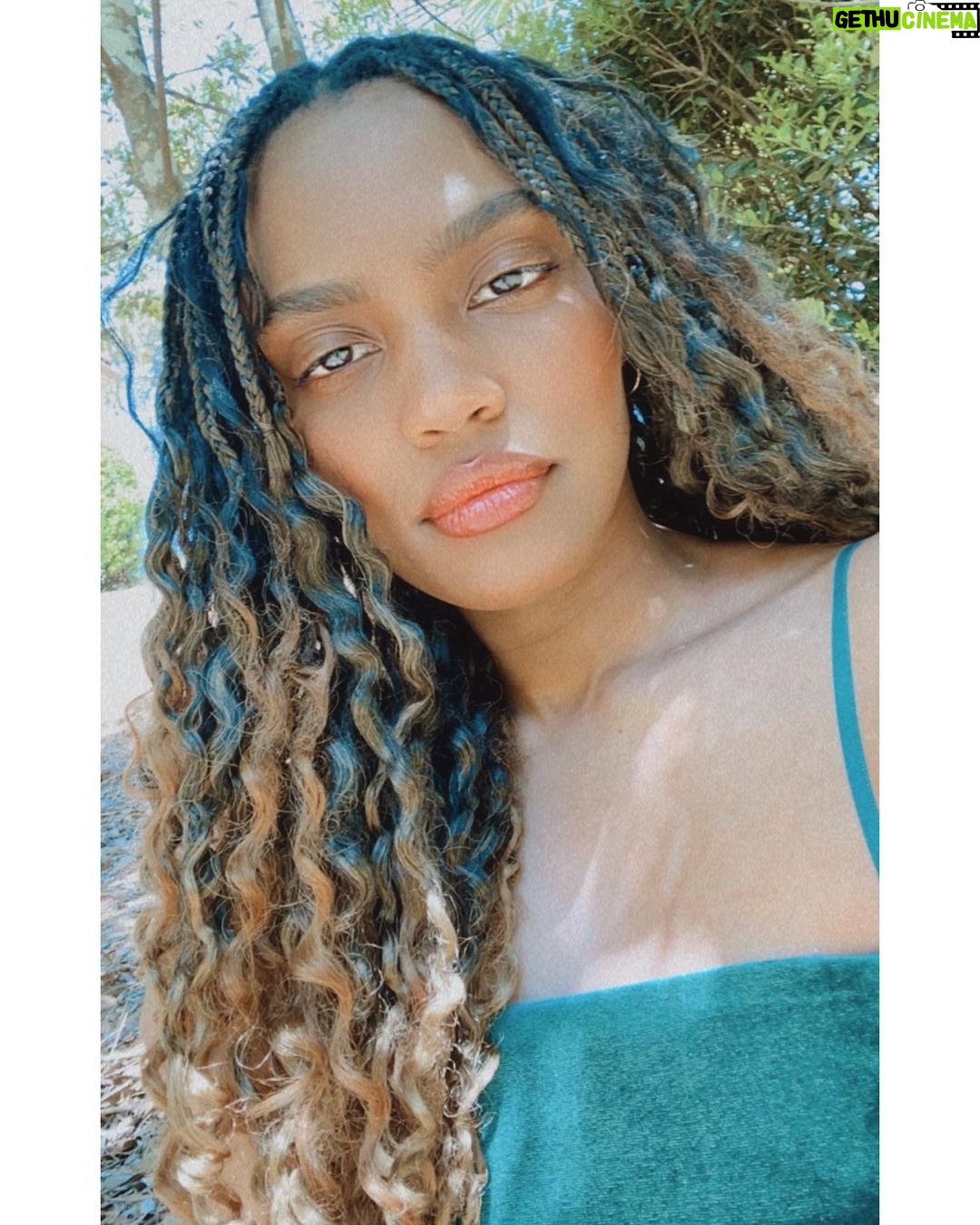 China Anne McClain Instagram - 🌞✨
