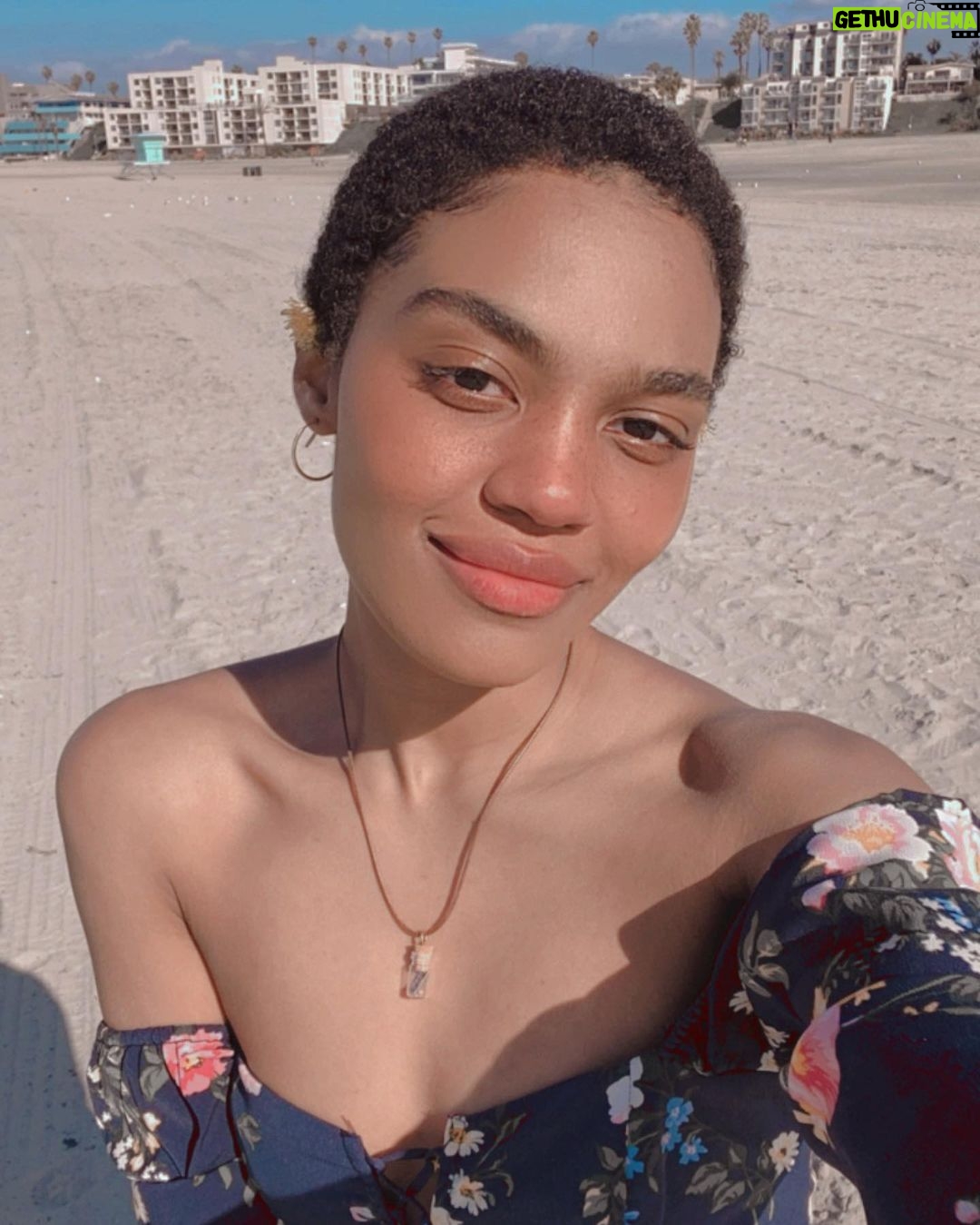 China Anne McClain Instagram - a sweetheart gave me a rose at the beach. I hope all his dreams come true ❤️
