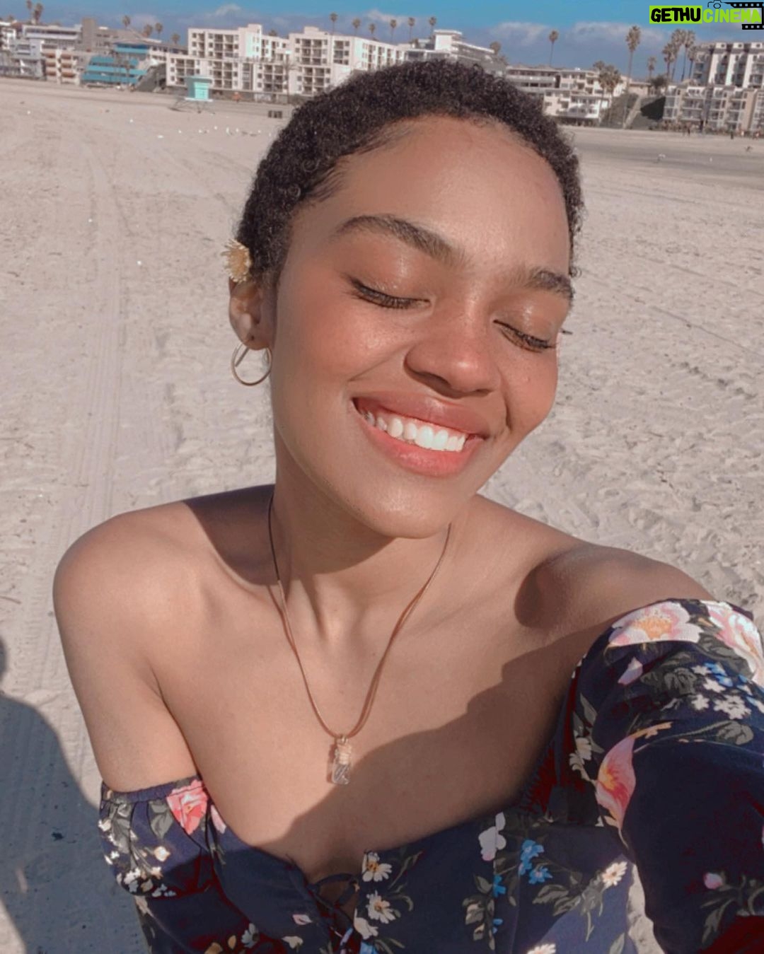 China Anne McClain Instagram - a sweetheart gave me a rose at the beach. I hope all his dreams come true ❤️