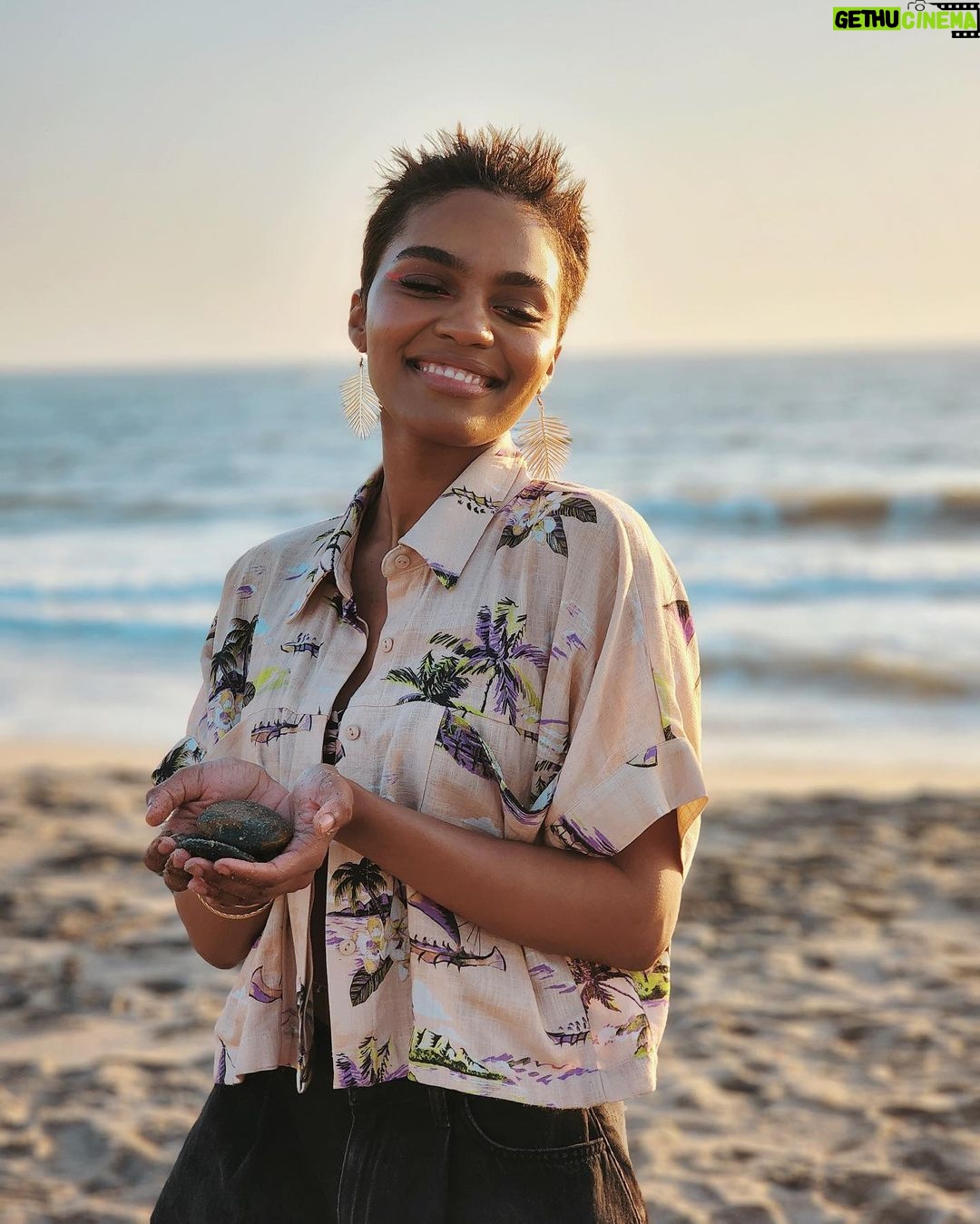China Anne McClain Instagram - Ad - i love the beach 🌊 #foreverla #f21xme @forever21