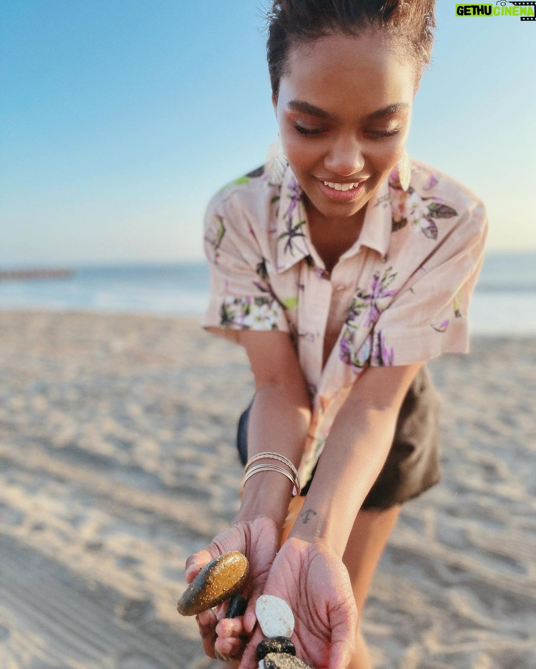 China Anne McClain Instagram - Ad - i love the beach 🌊 #foreverla #f21xme @forever21
