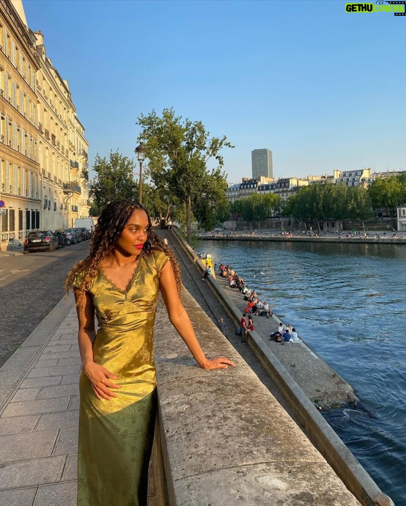 China Anne McClain Instagram - ran away to Paris. ♡ Paris, France