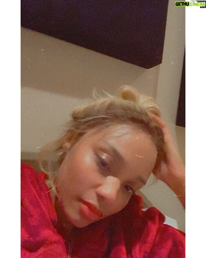 China Anne McClain Instagram - can’t catch me slippin @laurynmcclain