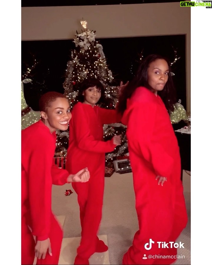China Anne McClain Instagram - merry CHRISTmas! 😄🙏🏾❤️