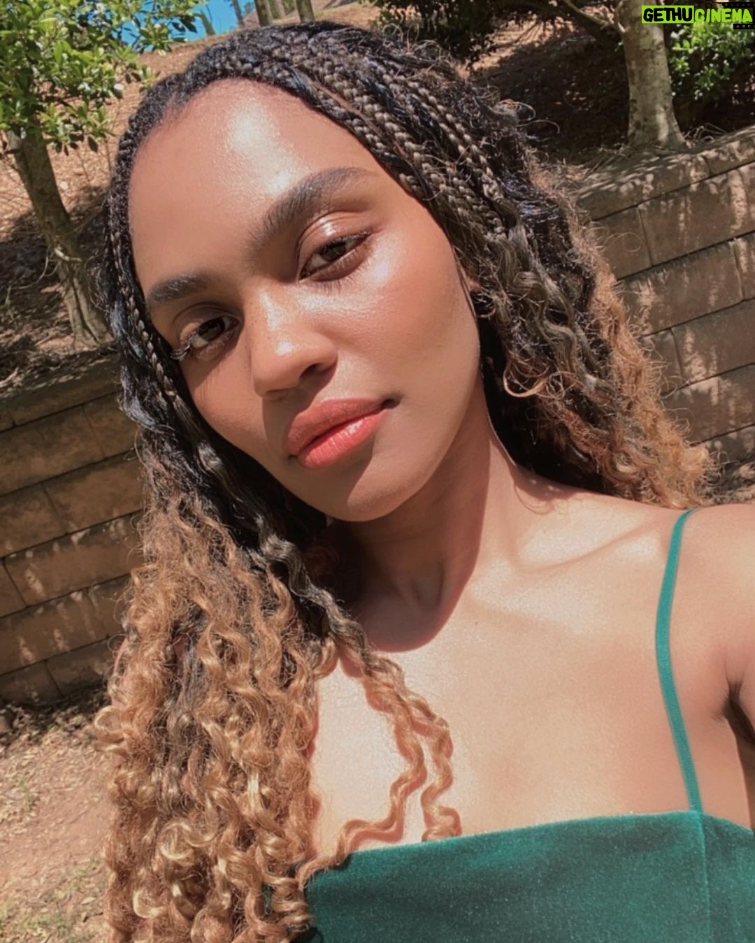 China Anne McClain Instagram - 🌞✨