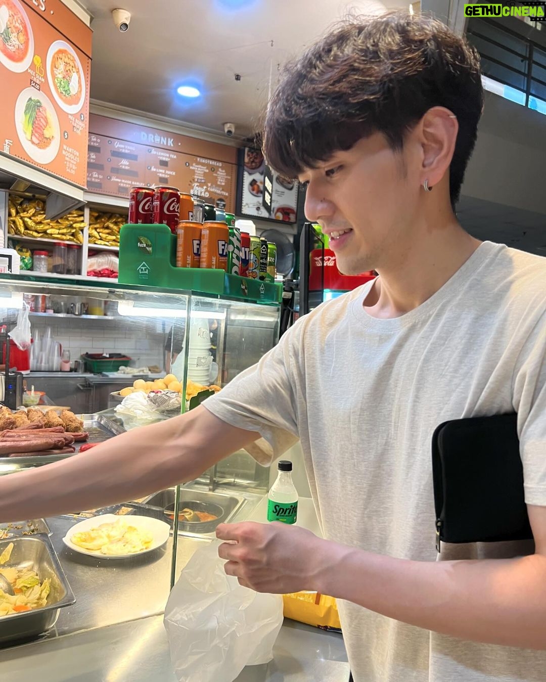 Chinnarat Siriphongchawalit Instagram - fun fact หิวชนะง่วงเสมอ #latenightmealinSG