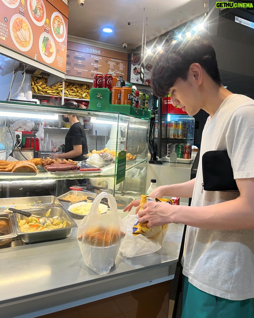 Chinnarat Siriphongchawalit Instagram - fun fact หิวชนะง่วงเสมอ #latenightmealinSG