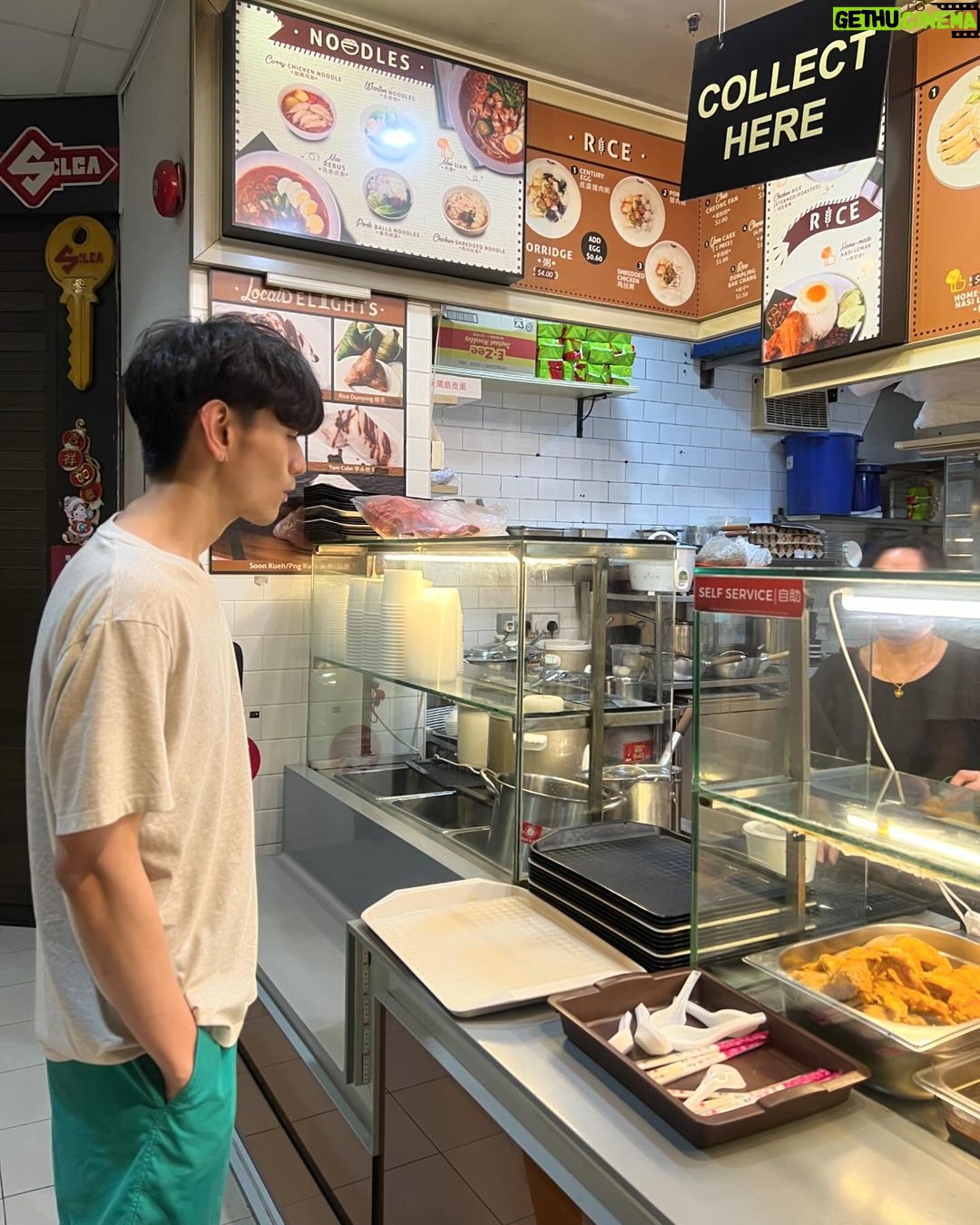 Chinnarat Siriphongchawalit Instagram - fun fact หิวชนะง่วงเสมอ #latenightmealinSG