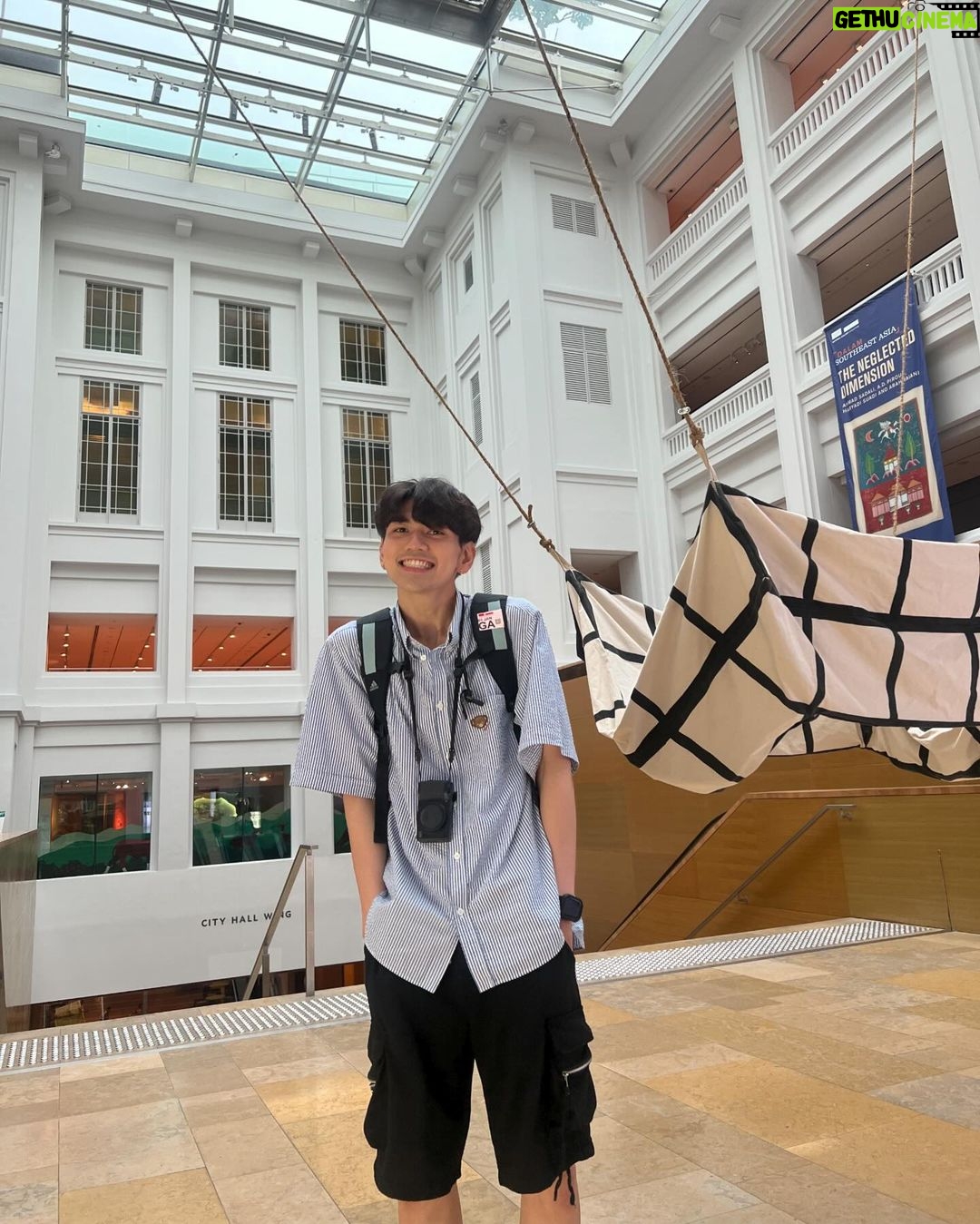 Chinnarat Siriphongchawalit Instagram - school tour mode at the gallery