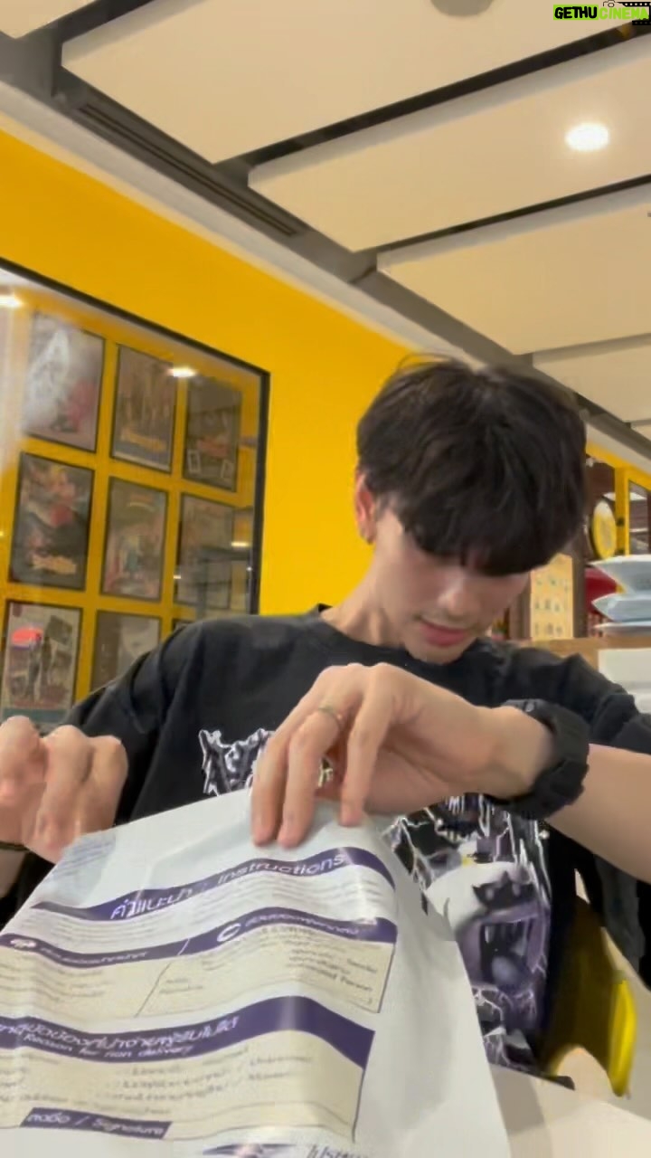 Chinnarat Siriphongchawalit Instagram - packing time 📦🧡