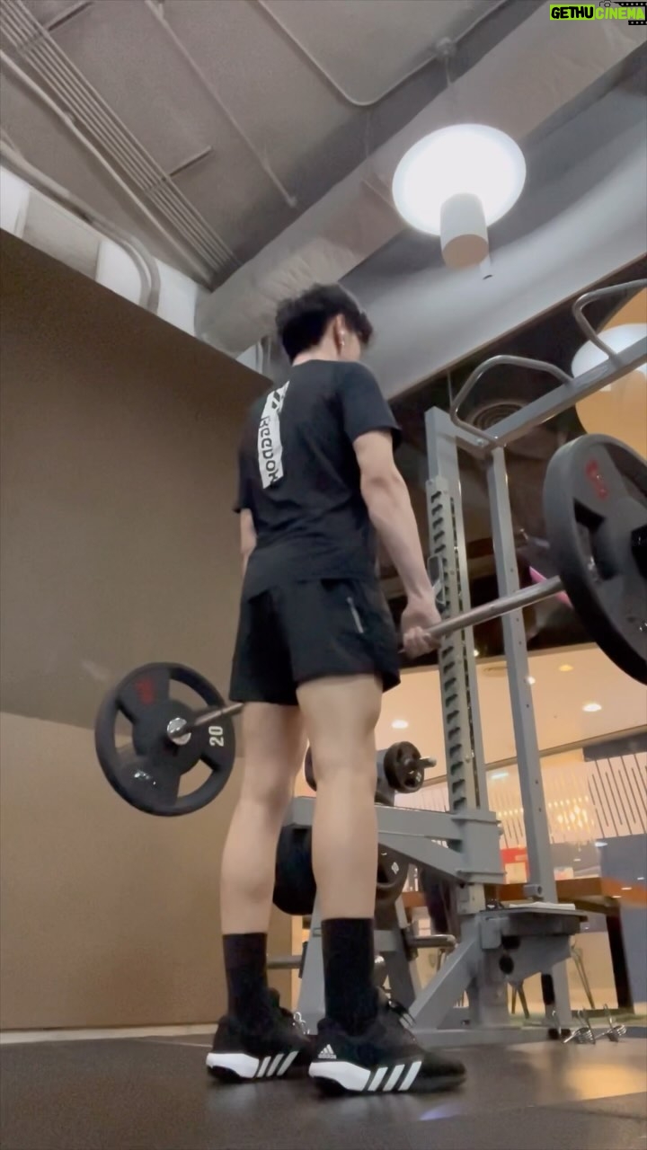 Chinnarat Siriphongchawalit Instagram - rip my shoulders so leg day again #579