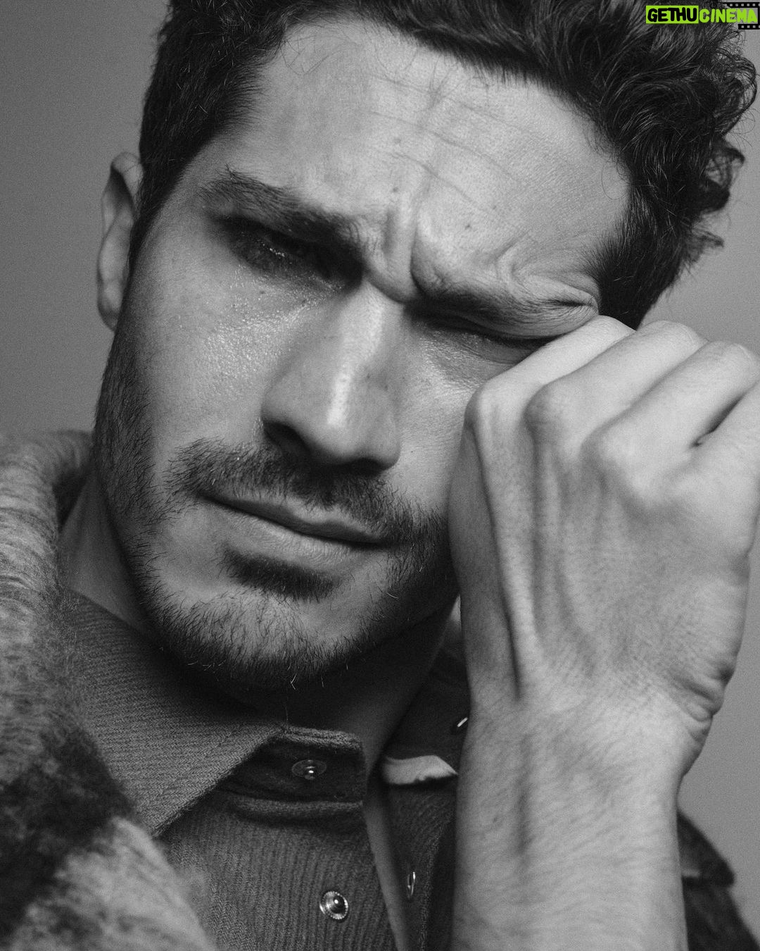 Chino Darín - 125.4K Likes - Otro año y un par de lágrimas.
📷 @hunterandgatti para @revistacodigounico