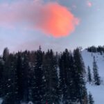 Chino Darín Instagram – La felicidad existe!
Esquiva por naturaleza, fue divisada esta semana y capturada en cámara por un medio de difusión de origen chino. Se la vio vestida de azul bajando, a última hora, por las pistas desiertas del centro de ski Madonna di Campiglio (Italia). El hecho sucedió en el marco de un atardecer impresionante sobre el valle y en presencia de una luna creciente y madrugadora.
Seguiremos informando. Madonna Di Campiglio, Trentino-Alto Adige, Italy