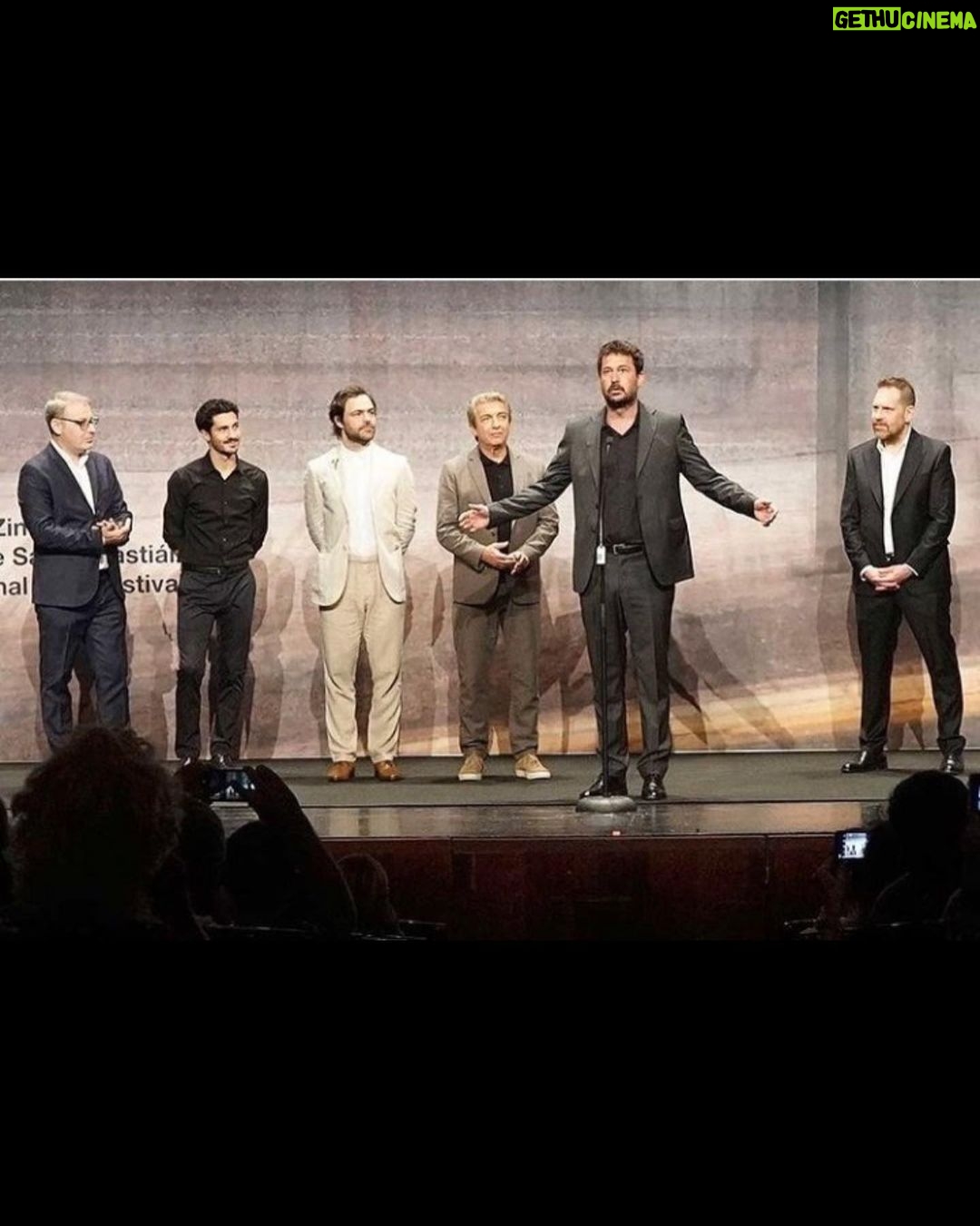Chino Darín Instagram - El @sansebastianfes x siempre en mi ♥️ De la 70va edición del festival me llevo alegrías y recuerdos para toda la vida. Que ciudad maravillosa! Eskerrik asko Donostia. 1: Presentando “Historias para no contar” de Cesc Gay 2: Justo antes de la proyección de “Argentina, 1985” con un equipazo ( @axelkuschevatzk @lanzanipeter @ricardodarinok @sanmitre @fedeposter ) 3: Con el Presidente del Jurado de esta edición: El amigo, colega productor y compatriota Matías Mosteirín. 4, 5, 6 y 7: Gala de Clausura, Premio del público #Argentina1985 y discurso de aceptación en el Kursaal. 8: Foto que le pedí a Antonio. Pescador Donostiarra y gran conversador. 9 Las vistas desde mi habitación en el magnífico Hotel María Cristina. 10. Txuletón con tomate por supuesto! Bar Néstor. #70SSIFF ♥️ Donostia Zinemaldia - Festival de San Sebastián