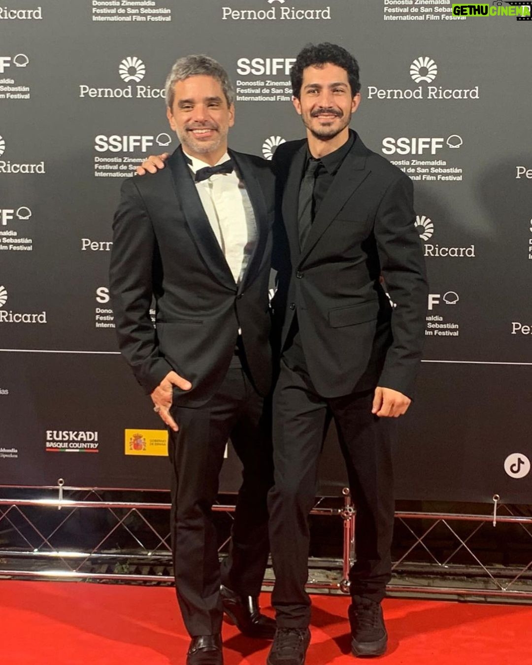 Chino Darín Instagram - El @sansebastianfes x siempre en mi ♥️ De la 70va edición del festival me llevo alegrías y recuerdos para toda la vida. Que ciudad maravillosa! Eskerrik asko Donostia. 1: Presentando “Historias para no contar” de Cesc Gay 2: Justo antes de la proyección de “Argentina, 1985” con un equipazo ( @axelkuschevatzk @lanzanipeter @ricardodarinok @sanmitre @fedeposter ) 3: Con el Presidente del Jurado de esta edición: El amigo, colega productor y compatriota Matías Mosteirín. 4, 5, 6 y 7: Gala de Clausura, Premio del público #Argentina1985 y discurso de aceptación en el Kursaal. 8: Foto que le pedí a Antonio. Pescador Donostiarra y gran conversador. 9 Las vistas desde mi habitación en el magnífico Hotel María Cristina. 10. Txuletón con tomate por supuesto! Bar Néstor. #70SSIFF ♥️ Donostia Zinemaldia - Festival de San Sebastián