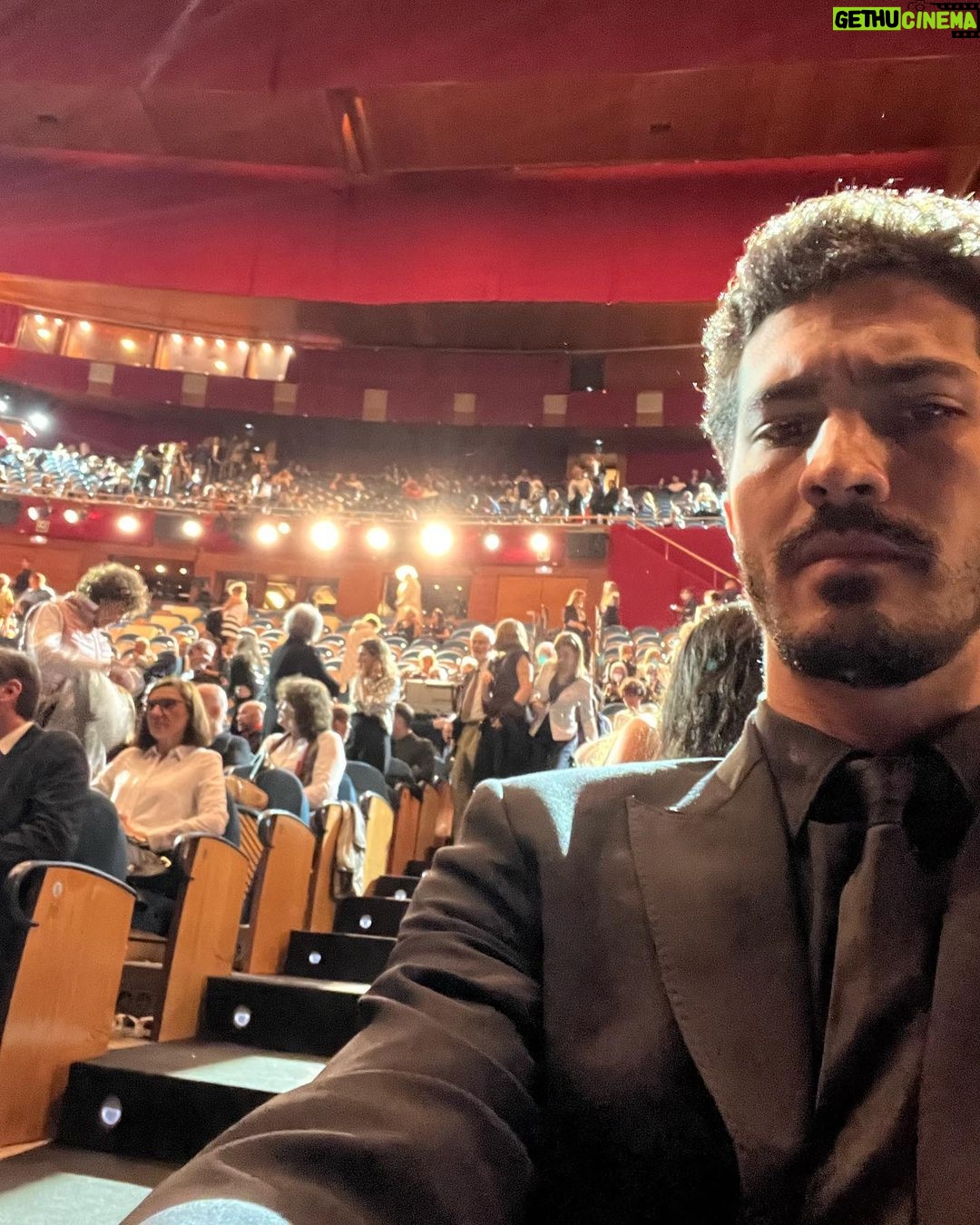 Chino Darín Instagram - El @sansebastianfes x siempre en mi ♥️ De la 70va edición del festival me llevo alegrías y recuerdos para toda la vida. Que ciudad maravillosa! Eskerrik asko Donostia. 1: Presentando “Historias para no contar” de Cesc Gay 2: Justo antes de la proyección de “Argentina, 1985” con un equipazo ( @axelkuschevatzk @lanzanipeter @ricardodarinok @sanmitre @fedeposter ) 3: Con el Presidente del Jurado de esta edición: El amigo, colega productor y compatriota Matías Mosteirín. 4, 5, 6 y 7: Gala de Clausura, Premio del público #Argentina1985 y discurso de aceptación en el Kursaal. 8: Foto que le pedí a Antonio. Pescador Donostiarra y gran conversador. 9 Las vistas desde mi habitación en el magnífico Hotel María Cristina. 10. Txuletón con tomate por supuesto! Bar Néstor. #70SSIFF ♥️ Donostia Zinemaldia - Festival de San Sebastián