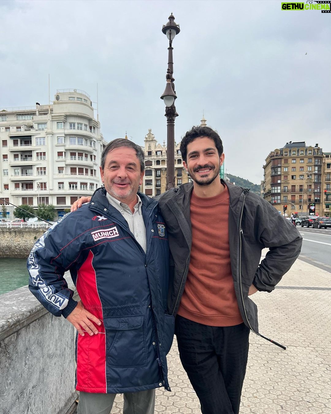 Chino Darín Instagram - El @sansebastianfes x siempre en mi ♥️ De la 70va edición del festival me llevo alegrías y recuerdos para toda la vida. Que ciudad maravillosa! Eskerrik asko Donostia. 1: Presentando “Historias para no contar” de Cesc Gay 2: Justo antes de la proyección de “Argentina, 1985” con un equipazo ( @axelkuschevatzk @lanzanipeter @ricardodarinok @sanmitre @fedeposter ) 3: Con el Presidente del Jurado de esta edición: El amigo, colega productor y compatriota Matías Mosteirín. 4, 5, 6 y 7: Gala de Clausura, Premio del público #Argentina1985 y discurso de aceptación en el Kursaal. 8: Foto que le pedí a Antonio. Pescador Donostiarra y gran conversador. 9 Las vistas desde mi habitación en el magnífico Hotel María Cristina. 10. Txuletón con tomate por supuesto! Bar Néstor. #70SSIFF ♥️ Donostia Zinemaldia - Festival de San Sebastián