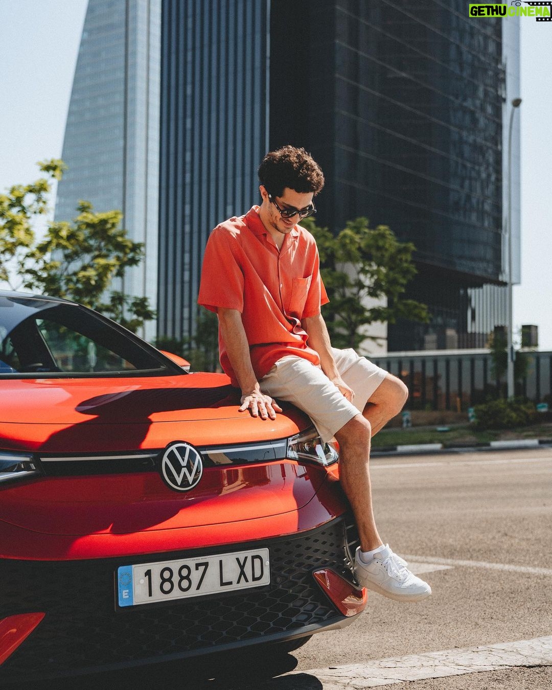 Chino Darín Instagram - Día soleado en Madrid. Salimos a dar una vuelta en el ID.5 de @vw_es por la ciudad! Más detalles en stories 😎 Madrid, Spain