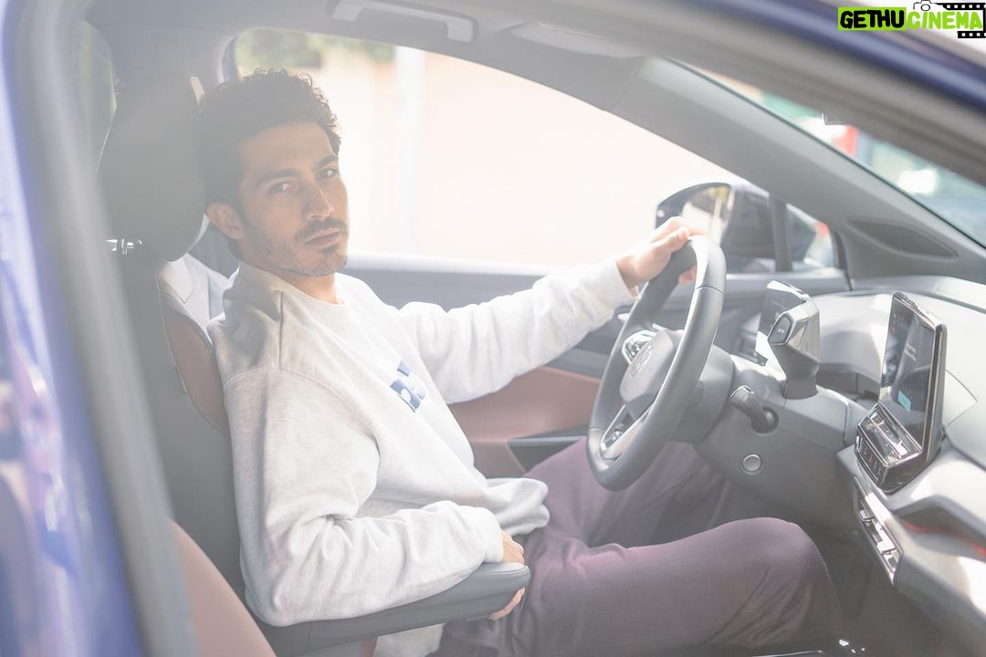 Chino Darín Instagram - Así de bien se siente subirse a un 100% eléctrico #VWID4 @vw_es