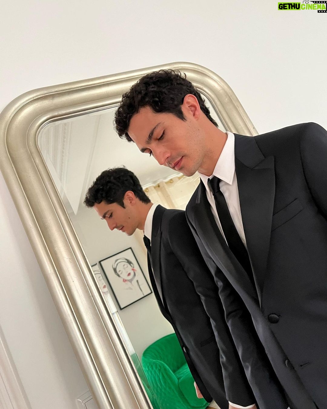 Chino Darín - 154.8K Likes - La previa y el durante de los @premios_platino 💅🏼
Fuimos en representación de un equipazo enorme por El Reino. Felicitaciones a los compañeros por los premios! 🙌🏽
Gracias @etiquetanegra por acompañarme ♥️