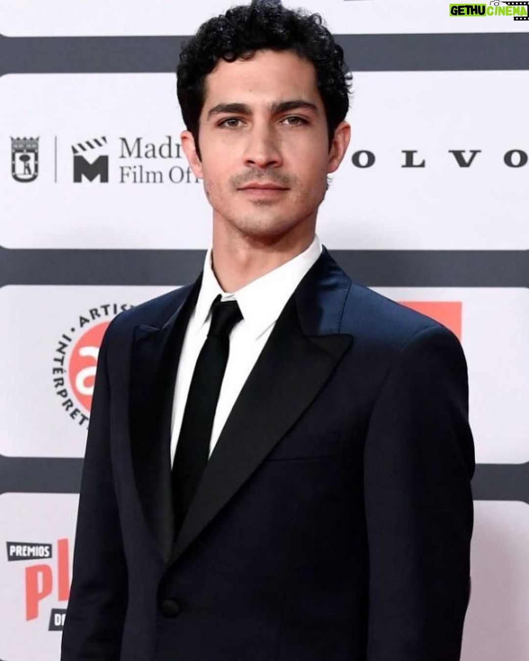 Chino Darín - 154.8K Likes - La previa y el durante de los @premios_platino 💅🏼
Fuimos en representación de un equipazo enorme por El Reino. Felicitaciones a los compañeros por los premios! 🙌🏽
Gracias @etiquetanegra por acompañarme ♥️