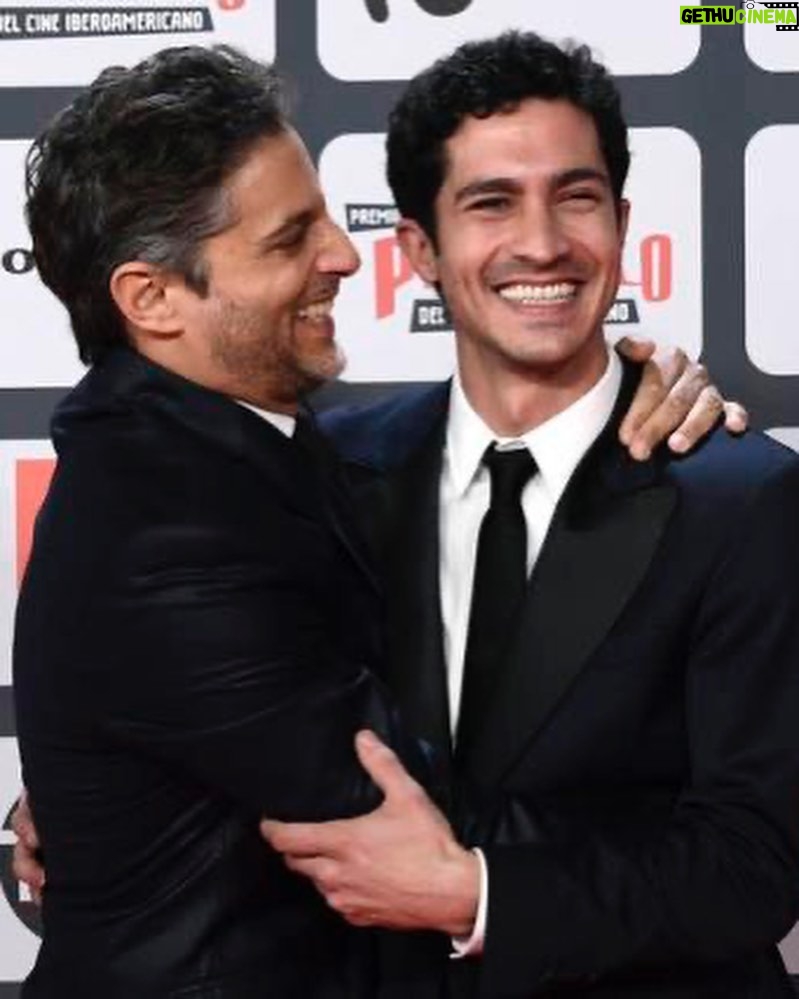Chino Darín - 154.8K Likes - La previa y el durante de los @premios_platino 💅🏼
Fuimos en representación de un equipazo enorme por El Reino. Felicitaciones a los compañeros por los premios! 🙌🏽
Gracias @etiquetanegra por acompañarme ♥️