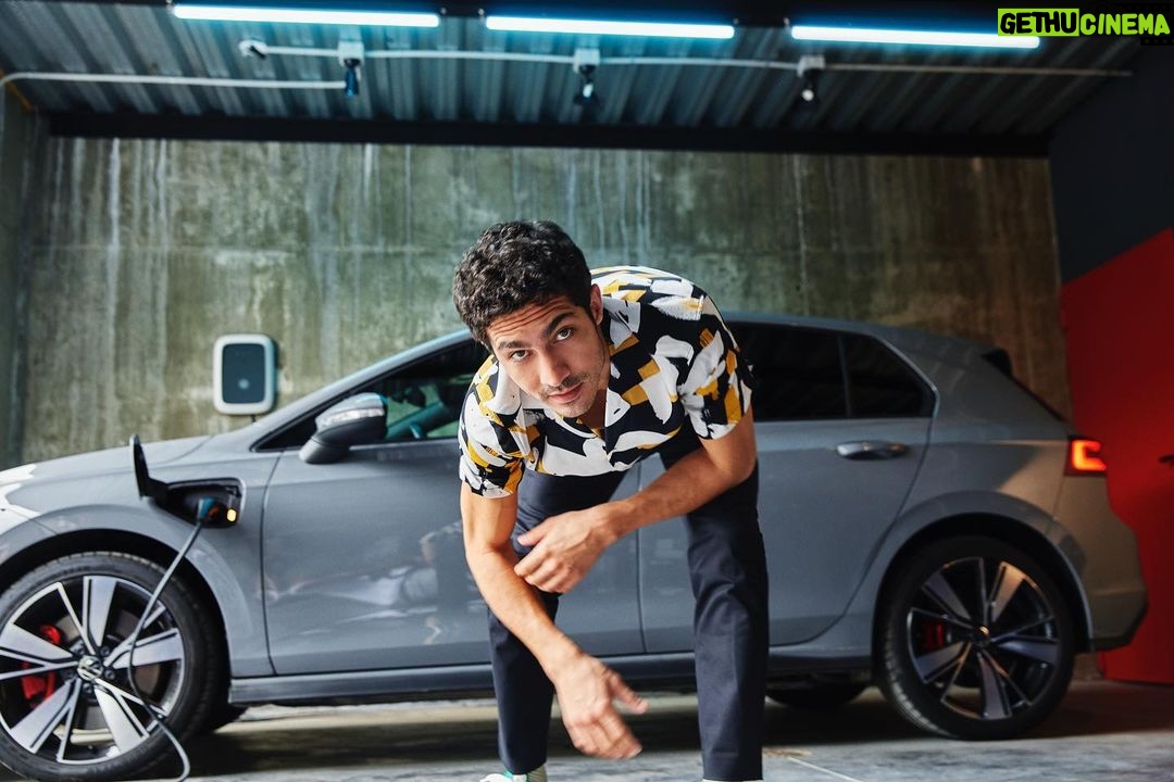 Chino Darín Instagram - Dos individuos se encuentran en un mismo punto. Y, por distintos que sean, coinciden, se reconocen. Conectan como dos partes de un mismo enchufe por el que sólo fluye la vida. #GolfGTE ❤️ @vw_es