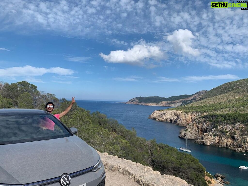 Chino Darín Instagram - ¡El paraíso! En stories les muestro parte del recorrido 100% eléctrico que hice por esta isla maravillosa en mi #VWgolfGTE. De híbrido enchufable deportivo a todoterreno, acumulando tierra por los caminos de Ibiza.