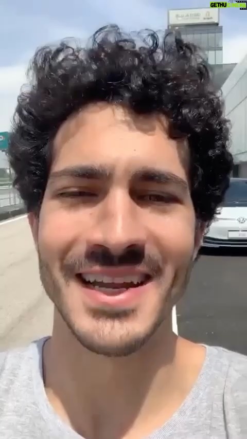 Chino Darín Instagram - Un gran día probando el nuevo @vw_es #ID3 #eléctrico en el #CircuitoDelJarama. ¡Mi risa al final del video refleja la tensión que viví! 😂