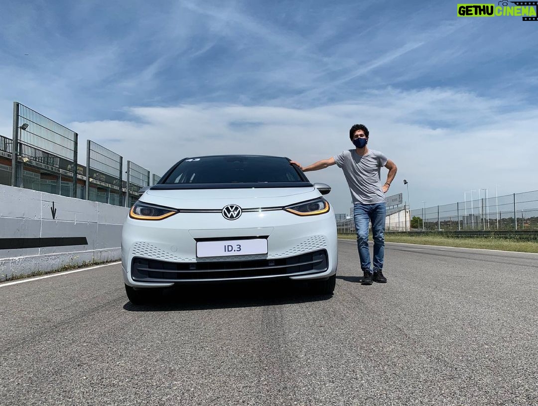 Chino Darín Instagram - Ayer estuve probando el nuevo ID.3 en el Circuito del Jarama. Vivan la experiencia 100% eléctrica en los stories de @vw_es #DrivingExperience #ID3 #Embajador Circuito de Madrid Jarama - RACE