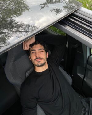 Chino Darín Instagram - Una vez tengas un coche híbrido enchufable, no vas a querer volver atrás. 
Pensé que iba a ser complicado adaptarme al cambio, ¡pero no! Es una maravilla...
En la foto 2 se puede apreciar lo a gusto que estoy en mi @vw_es #GolfGTE #Embajador