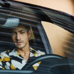 Chino Darín Instagram - Dos individuos se encuentran en un mismo punto. Y, por distintos que sean, coinciden, se reconocen. Conectan como dos partes de un mismo enchufe por el que sólo fluye la vida. #GolfGTE ❤️ @vw_es