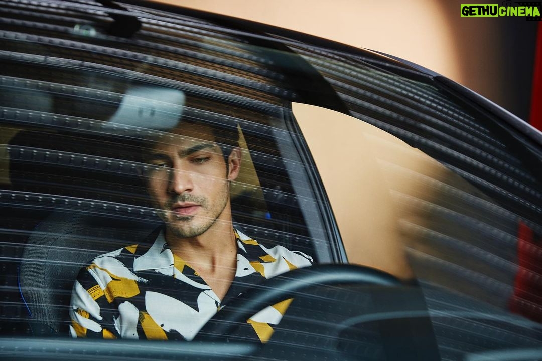 Chino Darín Instagram - Dos individuos se encuentran en un mismo punto. Y, por distintos que sean, coinciden, se reconocen. Conectan como dos partes de un mismo enchufe por el que sólo fluye la vida. #GolfGTE ❤️ @vw_es