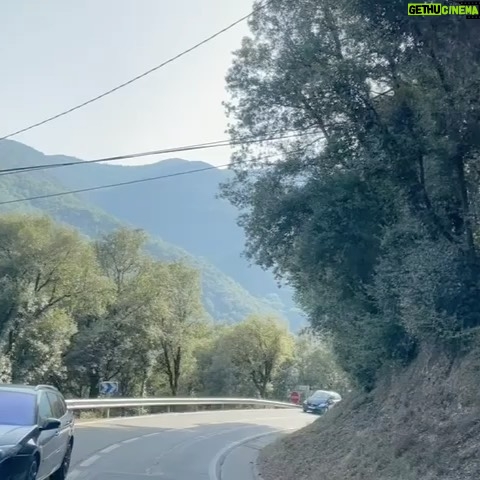 Chino Darín Instagram - ¡Gran escapada a la montaña con el nuevo @vw_es Tiguan híbrido enchufable! Un coche que flota entre los árboles. Se escucha el sonido del bosque y los pajaritos mientras conducís! 🙌🏽❤️🌳 #Volkswagen #VWTiguan #VW