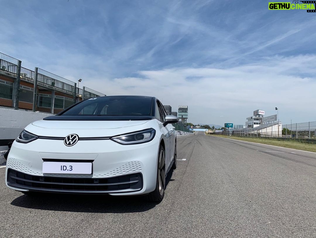 Chino Darín Instagram - Ayer estuve probando el nuevo ID.3 en el Circuito del Jarama. Vivan la experiencia 100% eléctrica en los stories de @vw_es #DrivingExperience #ID3 #Embajador Circuito de Madrid Jarama - RACE