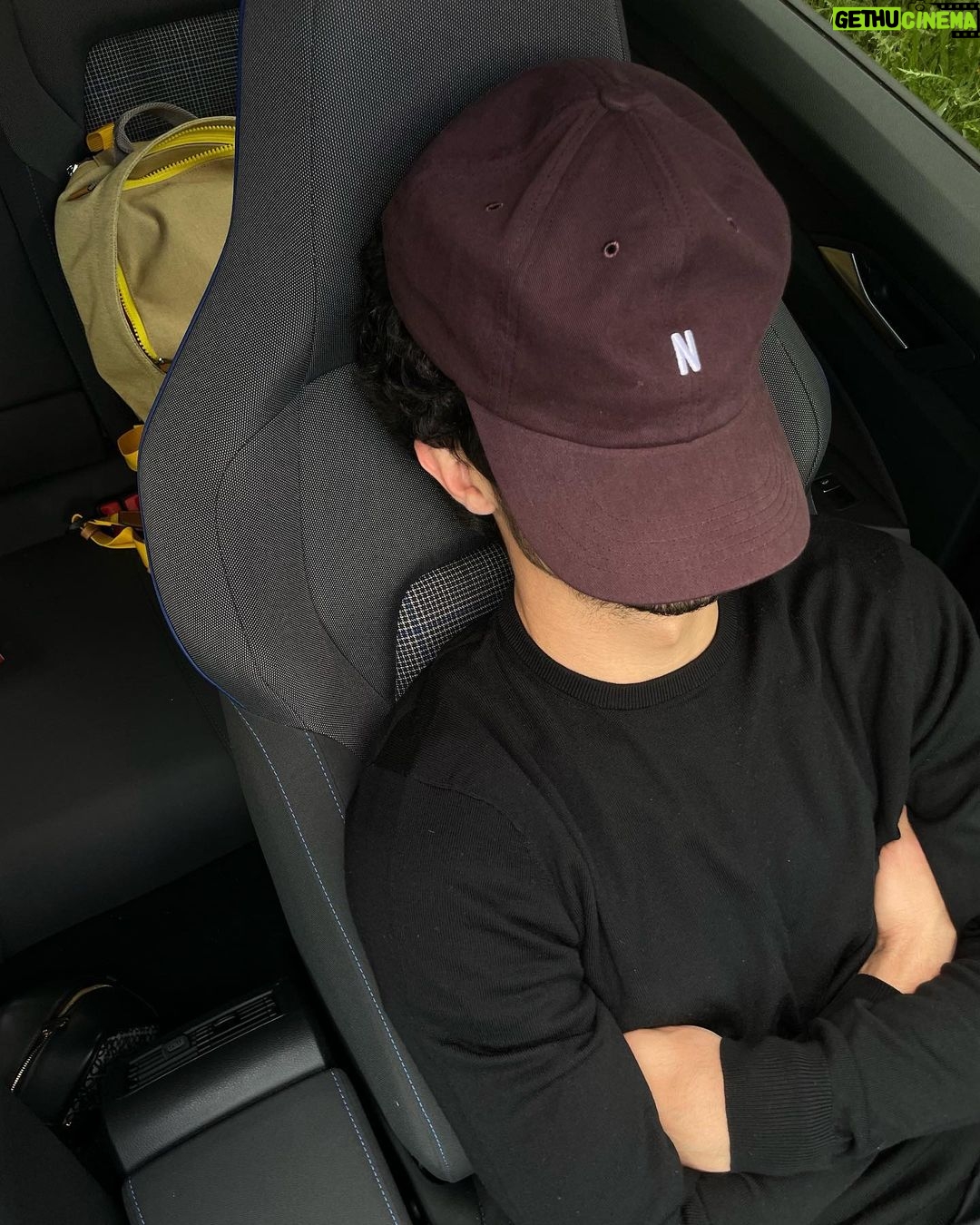 Chino Darín - 147.3K Likes - Una vez tengas un coche híbrido enchufable, no vas a querer volver atrás.
Pensé que iba a ser complicado adaptarme al cambio, ¡pero no! Es una maravilla...
En la foto 2 se puede apreciar lo a gusto que estoy en mi @vw_es #GolfGTE #Embajador