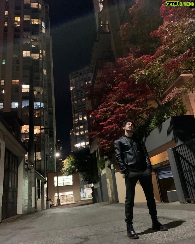 Chino Darín Instagram - Parate de manos 2021 📷 @ursulolita Vancouver, Canada