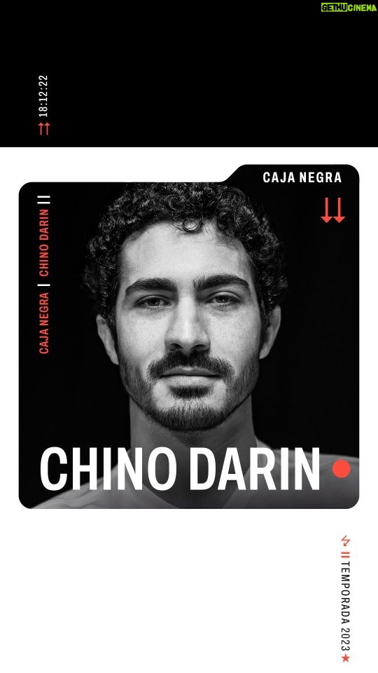 Chino Darín Instagram - 🎬 ¡Ya está disponible la #CajaNegra del @ChinoDarin! 🍿 🚨 #ESTRENO YA en nuestro canal de #YouTube 👉 ¡Link en historias! 📲 🛋 Pónganse cómodos y prepárense para escuchar una de las entrevistas más graciosas del ciclo que encabeza @LeivaJu. ¡#CHINO ON FIRE! 🔥 ⭐️ Creció en los 90's rodeado de estrellas y hoy posee un imaginario creativo especial 🤯 Es actor y productor de películas y series que ya son nuevos clásicos de la historia #argentina como #ElReino, #HistoriaDeUnClan, #ElÁngel o #Argentina1985 🇦🇷 🗣 Además, tiró: "Si hubiera nacido diez años después, ahora estaría haciendo #streaming" 👀 ¡Prendé un ratito, Chino! 🎧🟣 🏃‍♀️ ¡Unite al estreno en nuestro canal de #YouTube! 💥 Una charla que tuvo de TODO entre @ChinoDarin y @LeivaJu, como siempre con la magia de @Levis_AR 👖✨ #150yearsof501 #CHINODARÍN 🙌 #Cine #Series #Películas #ElReino #Entrevistas #FiloNews