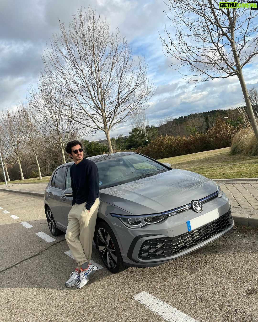 Chino Darín Instagram - “Se siente como volar”. Es lo primero que me salió al probar el nuevo @vw_es #GolfGTE en modo eléctrico. En stories te cuento más sensaciones. Y de paso fijate si estoy contento con mi nuevo bebé... 🚀 ¿Quién quiere subirse a dar una vuelta? #Embajador